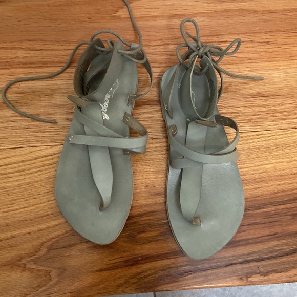 Free People Vacation Day Wrap Sandals Light Grey Leather Size 37 EU 7 US - Picture 12 of 13